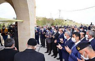 Yunus Emre, Ziyarettepe’de bulunan türbesi başında...