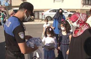 Yüz yüze derse girecek ilkokul öğrencilerine polis...