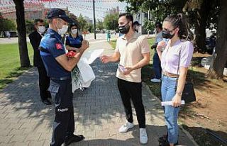 Zabıta ekipleri, vatandaşlara karanfil armağan...