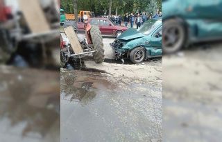Zincirleme kazada traktör ikiye bölündü: 3 yaralı