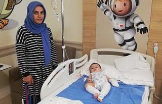 10 aylık bebeğin üzerine çaydanlık devrildi