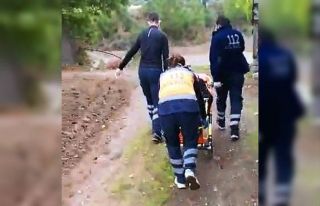 112 ekipleri hastayı 500 metre taşıyıp ambulansa...