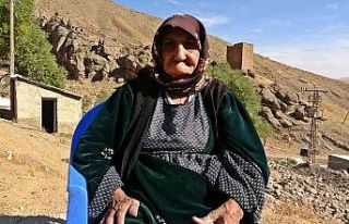 117 yaşındaki Muteber Nine korona virüsü yenmeyi...