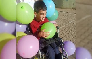 12 yaşındaki Hanifi tekerlekli sandalyesine kavuştu