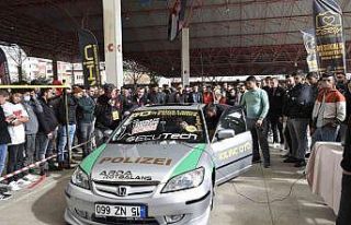 148 desibel ses sistemine sahip araç içinde duramadılar