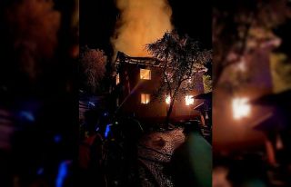 2 Katlı ahşap ev alevlere teslim oldu