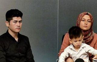 2 yaşındaki Afganlı çocuğa biyonik kulak takıldı