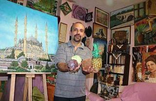 30 yıllık ressam eserleriyle odasını sergi salonuna...
