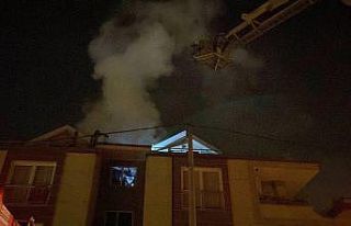 3 katlı binanın teras katında yangın