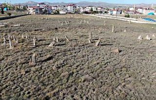 5 asırlık mezar, insan boyunu aşan taşları ile...