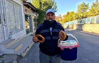 60’lık Kadir amca sepetiyle sokak sokak geziyor