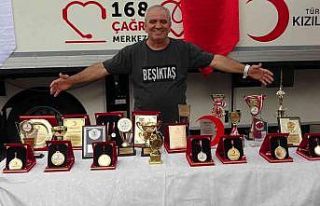 6 dünya rekoru kıran kan bağışçısına plaket