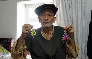 93 yaşında çıtlık ağacından nazarlık yapıp...