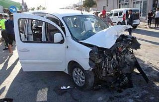 Adana’da iki hafif ticari araç kafa kafaya çarpıştı:...