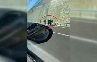 Afgan göçmenlerin Bursa-İzmir otobanındaki yürüyüşü...