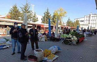 Afyon’un bu ilçesindeki pazarda eller cebe girmeden...
