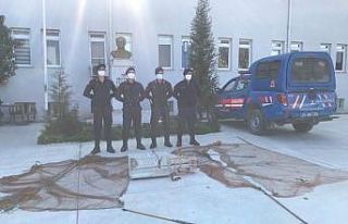 Ağ atarak saka kuşu avlarken jandarmaya yakalandılar