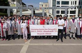 Akademisyenler cübbeleriyle yürüdü