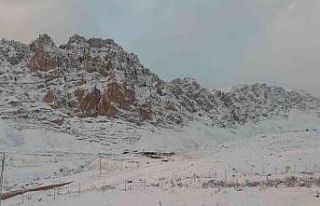 Aladağlar’da kar sürprizi