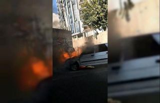 Alev alan otomobil kullanılamaz hale geldi