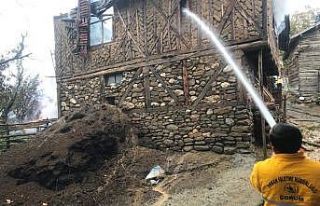Alevlere teslim olan iki köy evi küle döndü