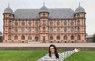 Almanya’da üniversite, Türkiye’de lise okuyor