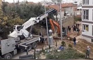 Alt yapı çalışması sırasında kepçe kendi kazdığı...