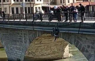 Amasya’da bunalıma giren adam köprüden Yeşilırmak’a...