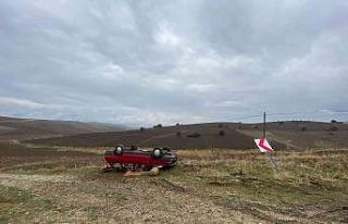 Amasya’da otomobil şarampole yuvarlandı: 2 yaralı