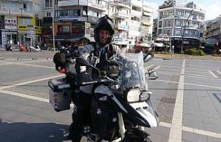 Amerikalı dövme sanatçısı motoru ile dünyayı...