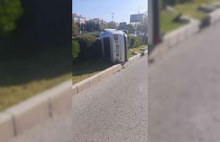 Ankara’da kaldırıma çarpan otomobil devrildi:...