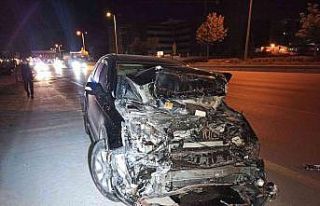 Ankara’da otomobilin çarptığı kamyonet takla...