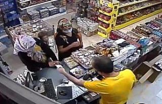 Anneleri tırnakçılık yaparken çocukları nar...