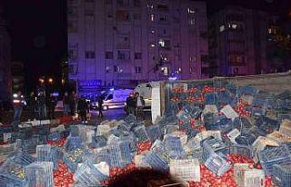 Antalya’da nar yüklü kamyon devrildi: 4 yaralı