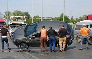Antalya’da otomobil tıra çarptı