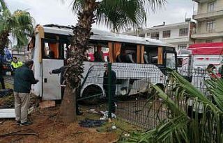 Antalya’da turistleri taşıyan midibüs takla attı:...
