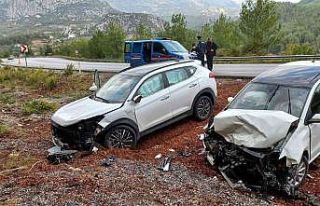 Antalya’da üç otomobilin karıştığı zincirleme...