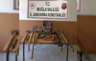 Antik kentte kaçak kazı yaparken yakalandı