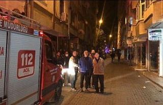 Apartmanın çatısı alev alev yandı, mahalleli...