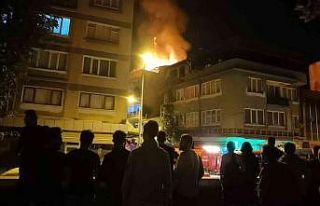 Apartmanın çatısı alev alev yandı.. Onlarca kişi...