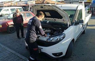 Arabanın motoruna sıkışan yavru kediyi itfaiye...