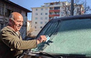 Ardahan’da araç camları buz tuttu