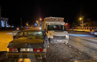 Arı kovanı yüklü kamyonetle otomobil çarpıştı,...