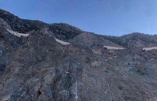 Artvin-Erzurum karayolu heyelan nedeniyle ulaşıma...