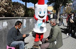 Aşı maskotu meydanda ‘mavi’ kategori için vatandaşlara...