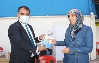 Aşı yaptıran velilere kitap hediye edildi