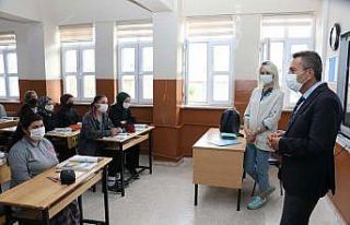 Aslan, Altınyayla’da öğrenci ve öğretmenlerle...