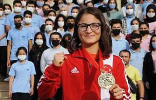 Avrupa Boks Şampiyonası’nda 3. olan lise öğrencisine...