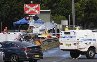 Avustralya’da yolcu treni raylara terk edilen araca...