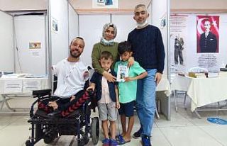 Ayaklarıyla yazdı ayaklarıyla imzaladı